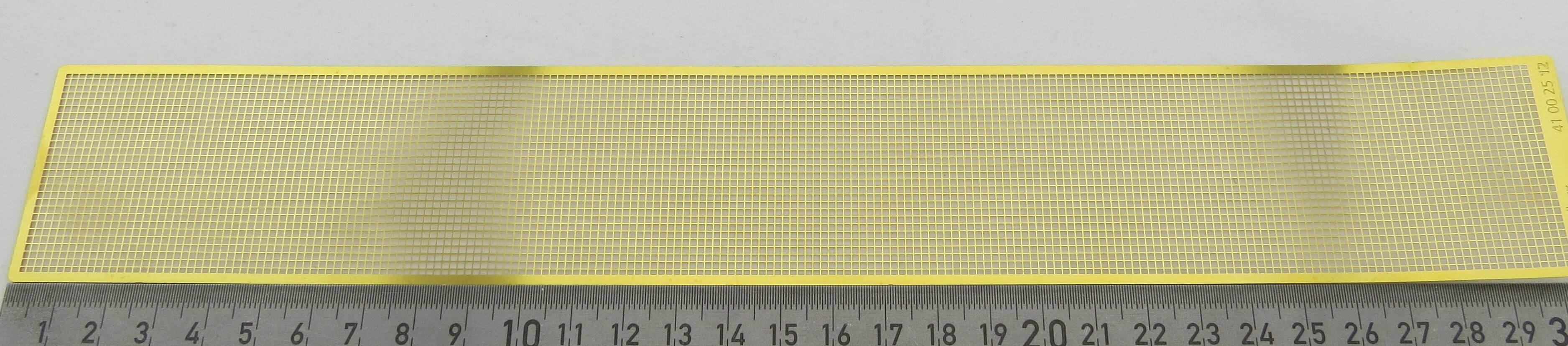 1 Streifen Lochblech, Messing 0,2mm. Größe ca. 305x45mm. 1