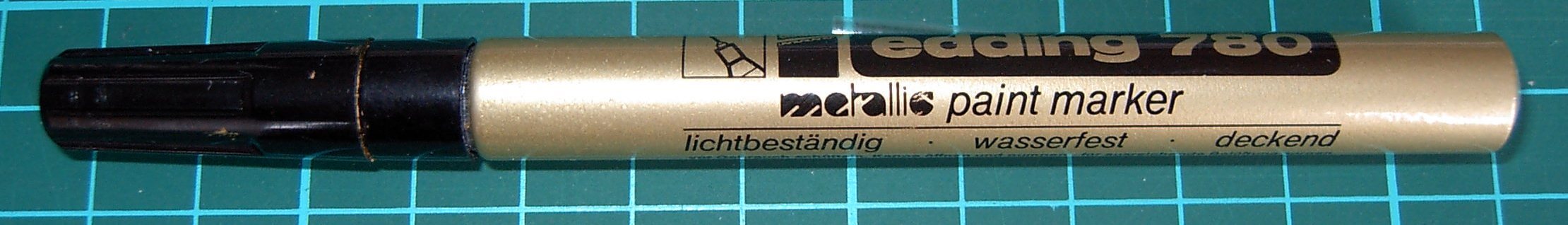 1 Lackstift gold, 0,8mm edding780. Oder  Marabu Lackmarker