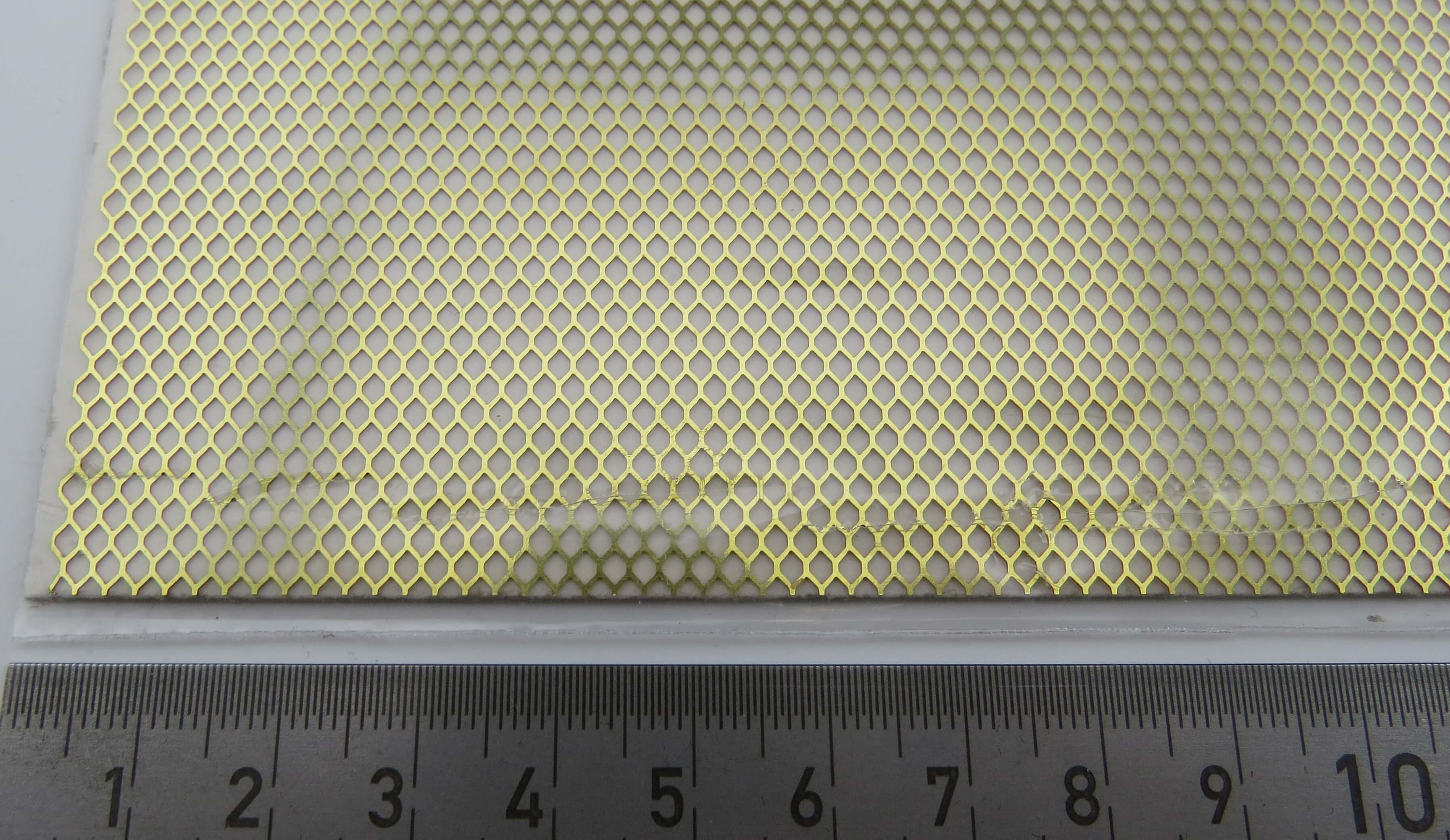 Trittblech 100x250mm Messing. (5735/04). Mit 6-kant-Löcher