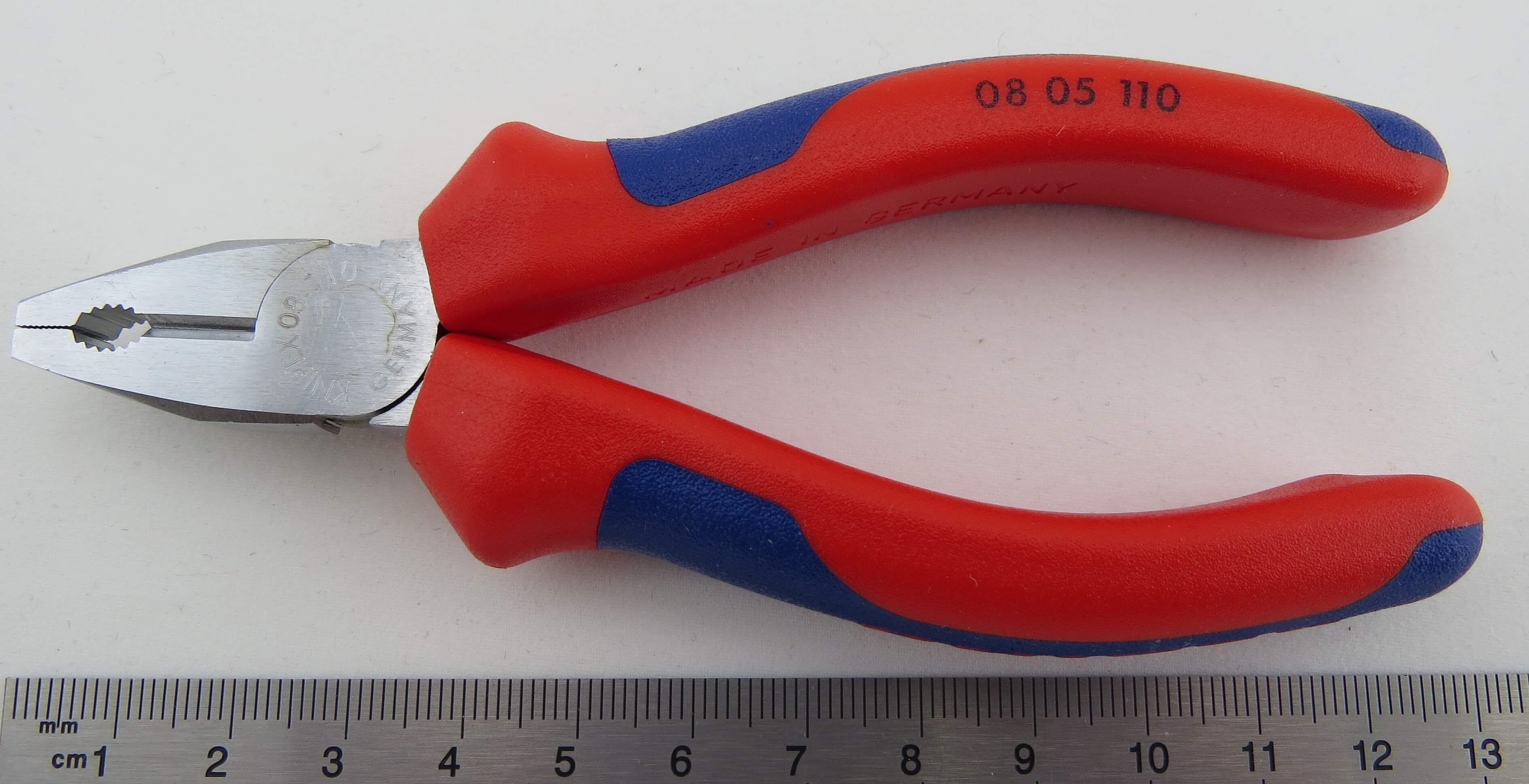 Kombizange, gerade Backen, 110mm lang.   Knipex. Durchgestec