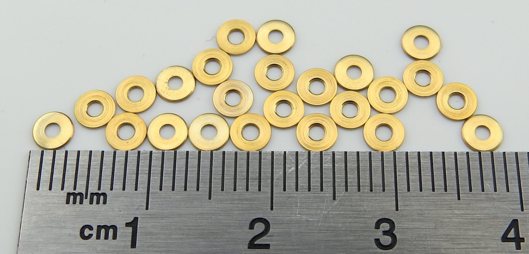 25 U-Scheiben Messing für M1,2. Gedreht. 1,3 x 3,5 x 0,3mm.