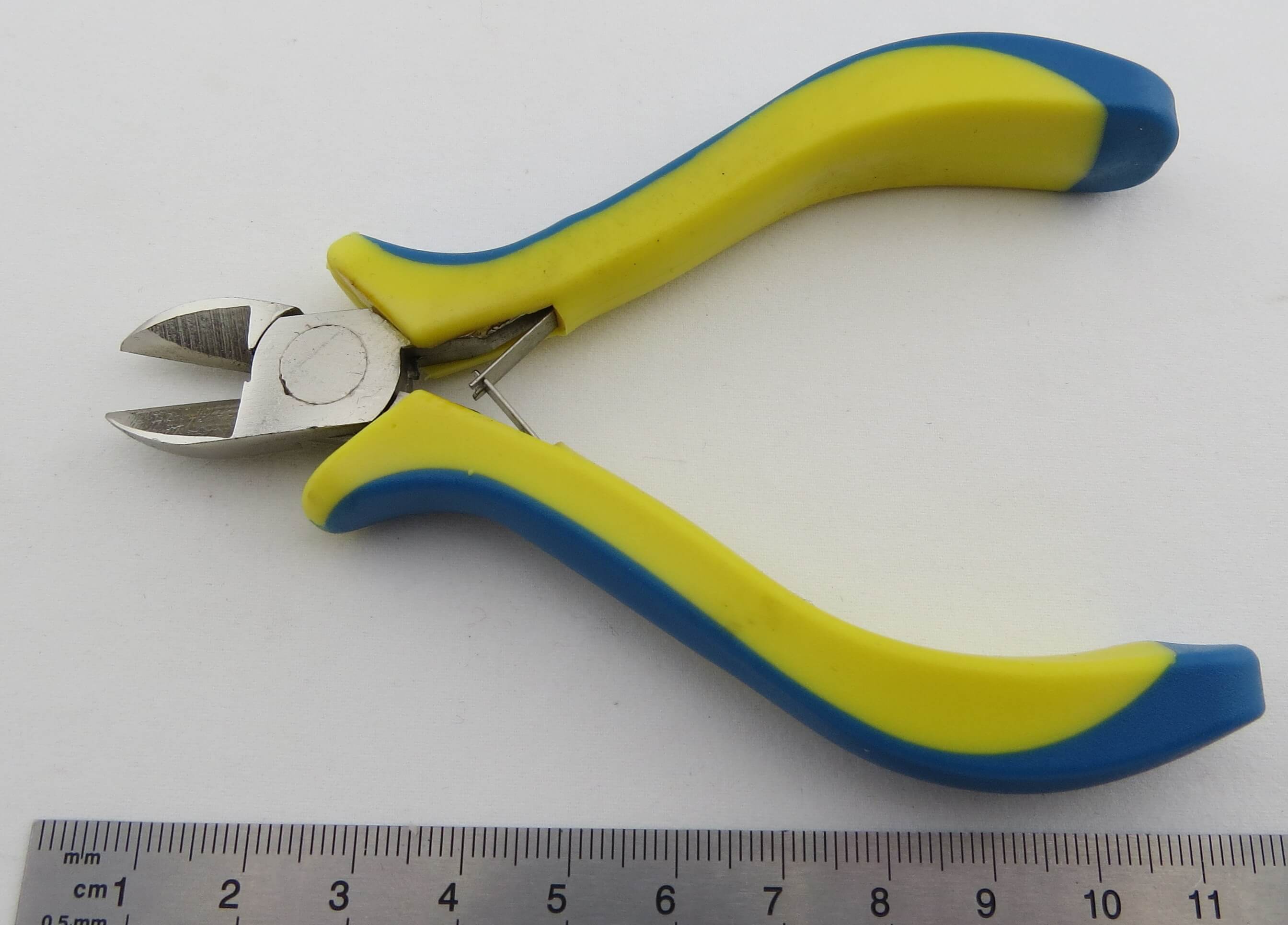 Seitenschneider, gerade Backen, 110 mm. Durchgestecktes Gele