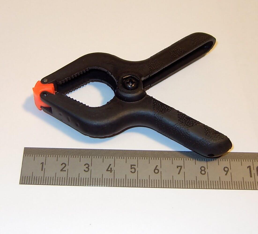 1 Klemme mit 30mm Spannweite, schwarz 1 Stück