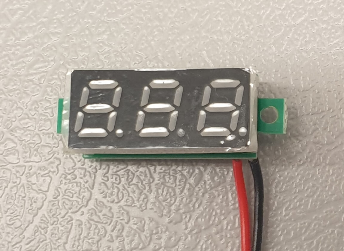 1 Spannungsanzeige für Bereich 3,5-30V.  3-stellige Digitala