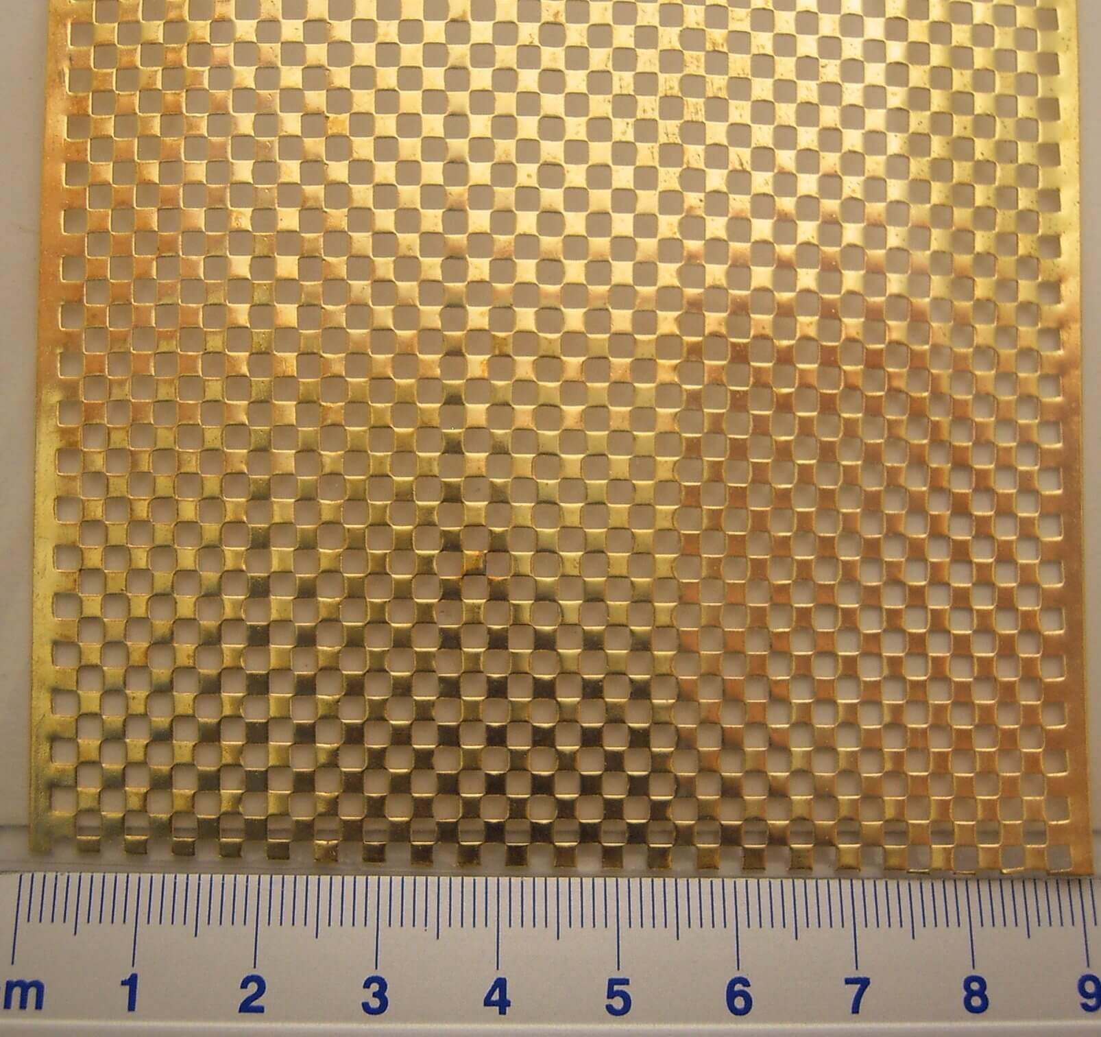 1 Trittblech 90x250mm Messing versetzte quadratische