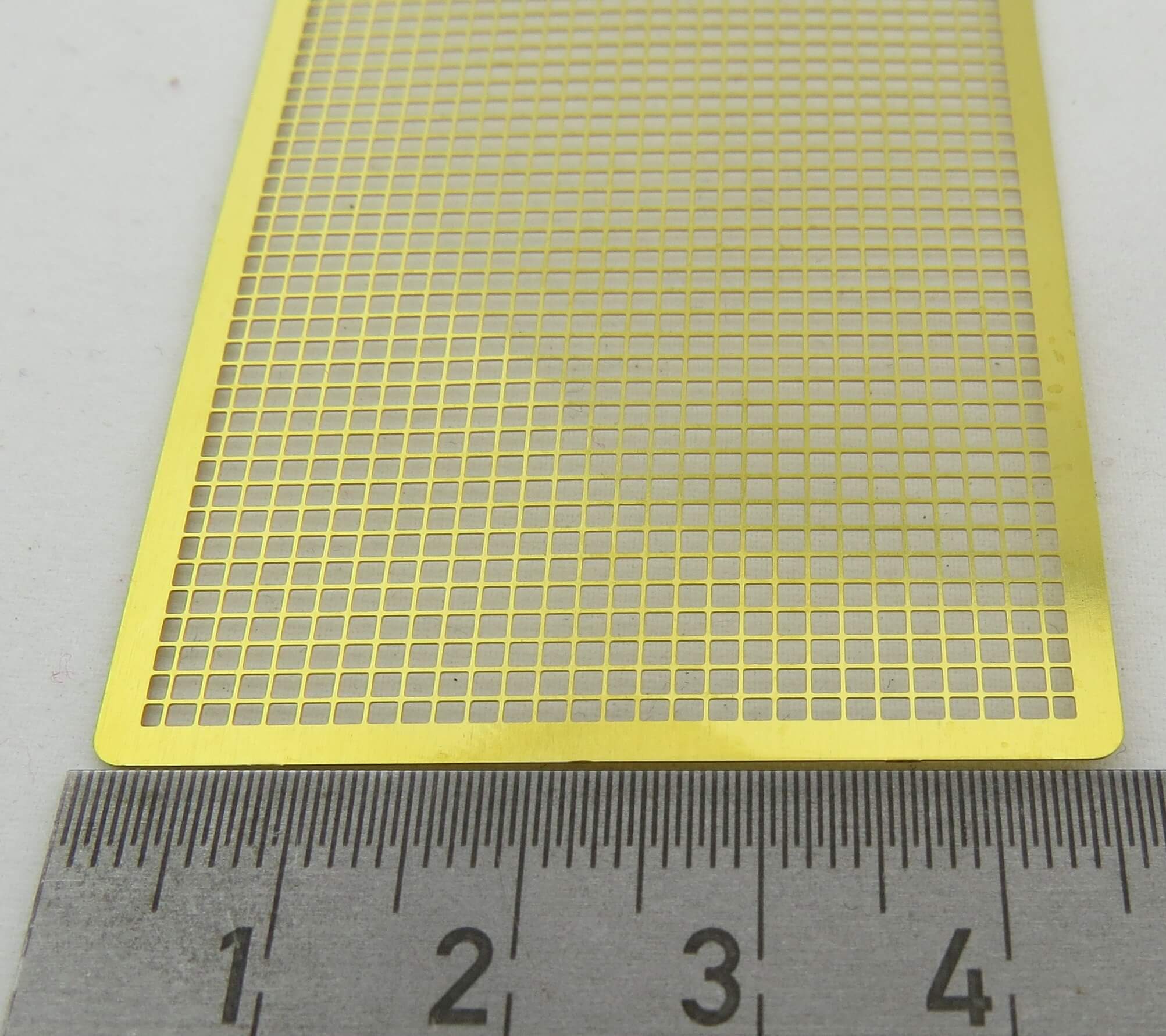 1 Streifen Lochblech, Messing 0,2mm. Größe ca. 305x45mm. 1