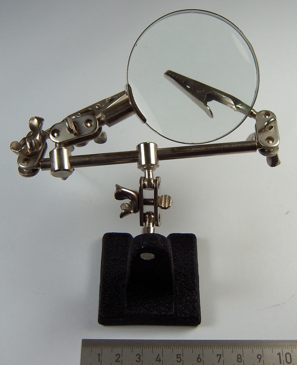 Helfende Hand mit Lupe. Stabiler Standfuss aus Metallguss