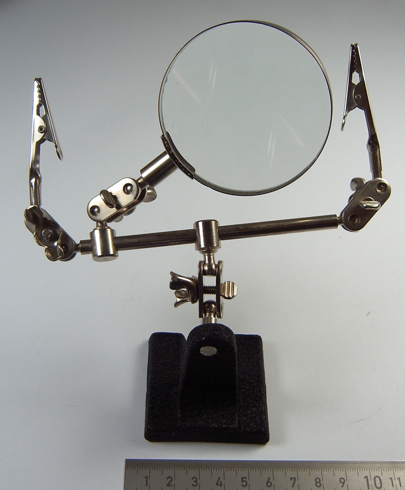 Helfende Hand mit Lupe. Stabiler Standfuss aus Metallguss