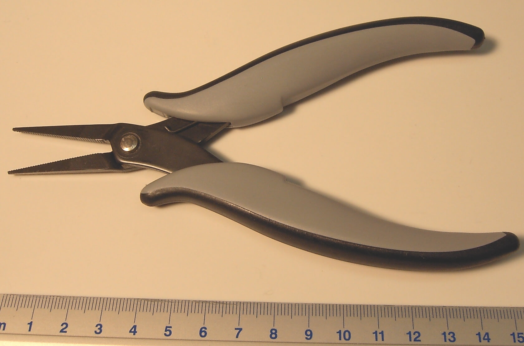 Greifzange, spitze Backen, gerade. 160mm Geriffelte