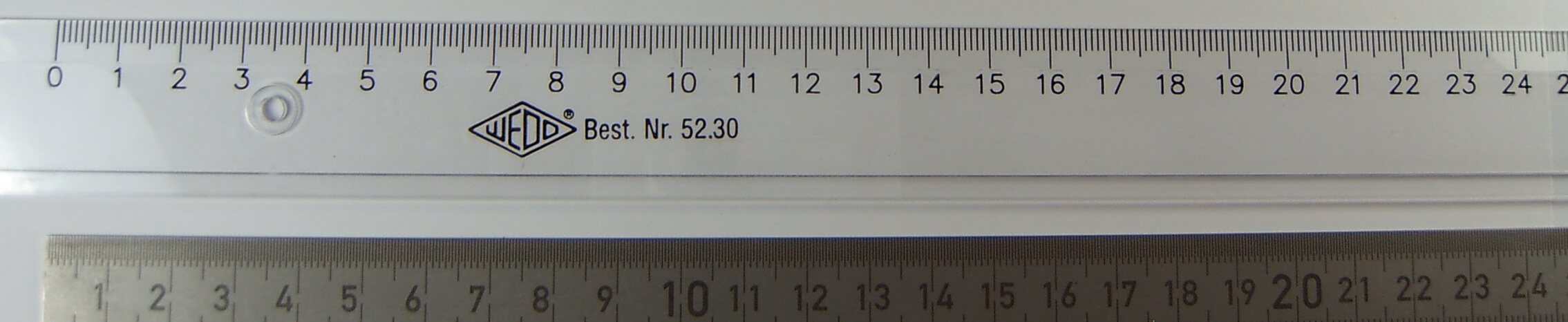 1 Lineal, aus Kunststoff, transparent 300mm. Mit geprägter
